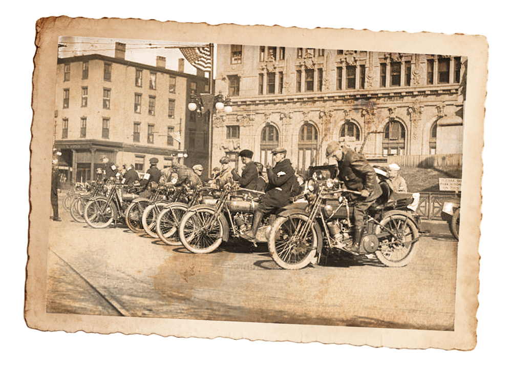 An old photograph taken in the US in the early 1900s depicting several motorcycles